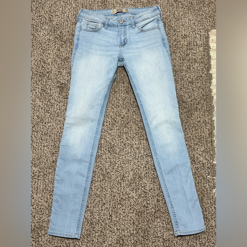 HOLLISTER HIGH-RISE LIGHT WASH SUPER SKINNY JEANS SIZE 1S